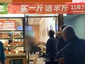 男子怀疑商家少煮一个饺子怒砸店铺 店内桌椅被掀翻食物散落一地